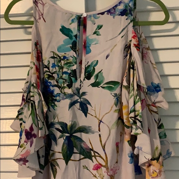 NWT Karen Kane Ruffle Sleeve Cold Shoulder Blouse - Picture 4 of 6